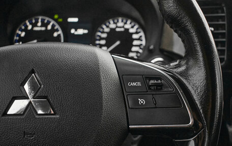 Mitsubishi Outlander III рестайлинг 3, 2015 год, 1 900 000 рублей, 13 фотография