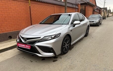 Toyota Camry, 2022 год, 3 750 000 рублей, 2 фотография