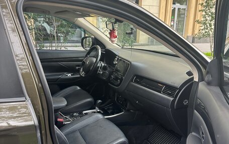 Mitsubishi Outlander III рестайлинг 3, 2018 год, 2 300 000 рублей, 11 фотография