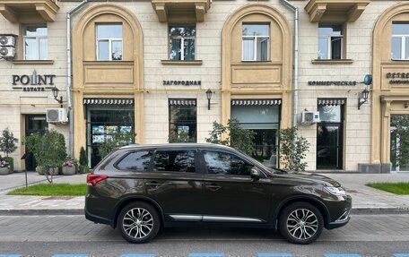 Mitsubishi Outlander III рестайлинг 3, 2018 год, 2 300 000 рублей, 3 фотография