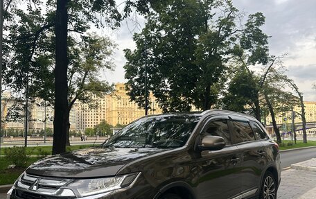 Mitsubishi Outlander III рестайлинг 3, 2018 год, 2 300 000 рублей, 8 фотография