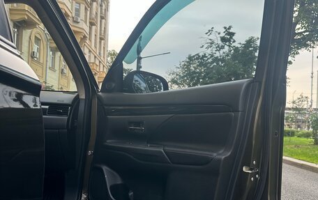 Mitsubishi Outlander III рестайлинг 3, 2018 год, 2 300 000 рублей, 10 фотография