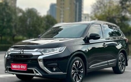 Mitsubishi Outlander III рестайлинг 3, 2022 год, 2 200 000 рублей, 1 фотография