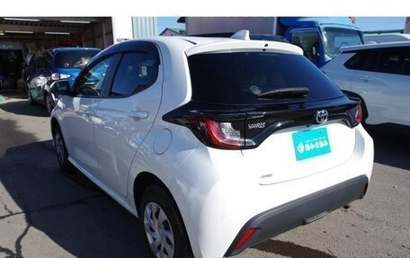 Toyota Yaris XP150 рестайлинг, 2022 год, 1 010 000 рублей, 2 фотография