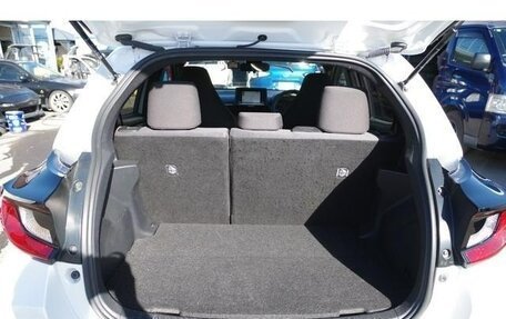Toyota Yaris XP150 рестайлинг, 2022 год, 1 010 000 рублей, 10 фотография