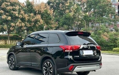 Mitsubishi Outlander III рестайлинг 3, 2022 год, 2 200 000 рублей, 4 фотография