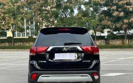 Mitsubishi Outlander III рестайлинг 3, 2022 год, 2 200 000 рублей, 5 фотография