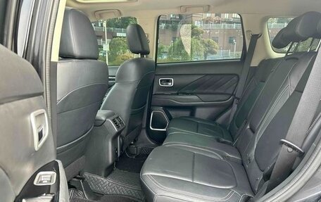 Mitsubishi Outlander III рестайлинг 3, 2022 год, 2 200 000 рублей, 10 фотография