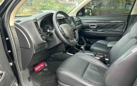 Mitsubishi Outlander III рестайлинг 3, 2022 год, 2 200 000 рублей, 9 фотография