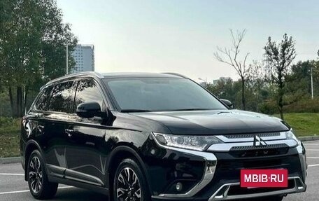 Mitsubishi Outlander III рестайлинг 3, 2022 год, 2 200 000 рублей, 2 фотография