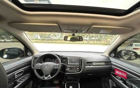 Mitsubishi Outlander III рестайлинг 3, 2022 год, 2 200 000 рублей, 7 фотография