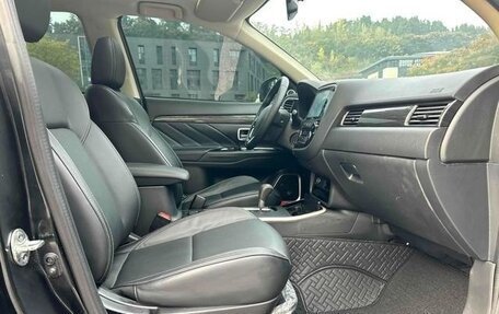 Mitsubishi Outlander III рестайлинг 3, 2022 год, 2 200 000 рублей, 12 фотография