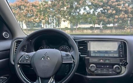 Mitsubishi Outlander III рестайлинг 3, 2022 год, 2 200 000 рублей, 13 фотография