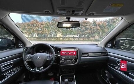 Mitsubishi Outlander III рестайлинг 3, 2022 год, 2 200 000 рублей, 11 фотография