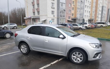 Renault Logan II, 2018 год, 900 000 рублей, 4 фотография