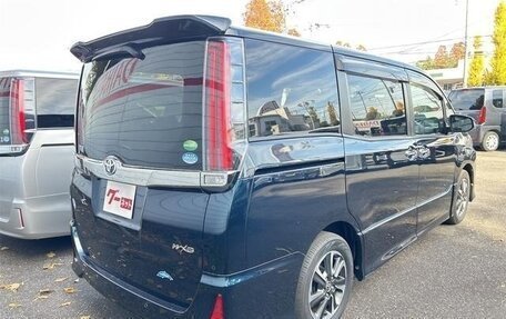 Toyota Noah III, 2020 год, 1 930 000 рублей, 3 фотография