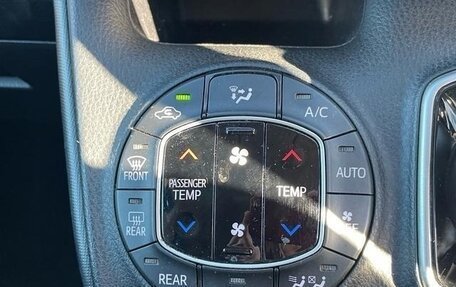 Toyota Noah III, 2019 год, 1 840 000 рублей, 16 фотография