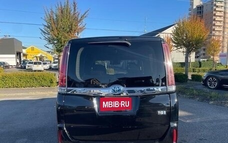 Toyota Noah III, 2019 год, 1 840 000 рублей, 3 фотография