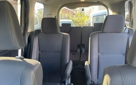 Toyota Noah III, 2019 год, 1 840 000 рублей, 22 фотография