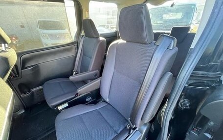 Toyota Noah III, 2019 год, 1 840 000 рублей, 20 фотография