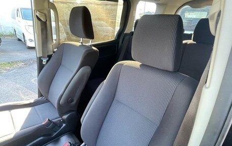 Toyota Noah III, 2019 год, 1 840 000 рублей, 17 фотография