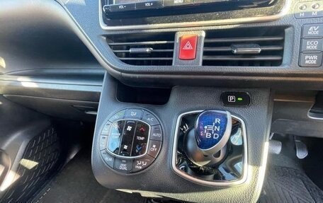 Toyota Noah III, 2019 год, 1 840 000 рублей, 32 фотография