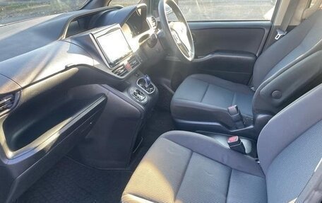 Toyota Noah III, 2019 год, 1 840 000 рублей, 38 фотография