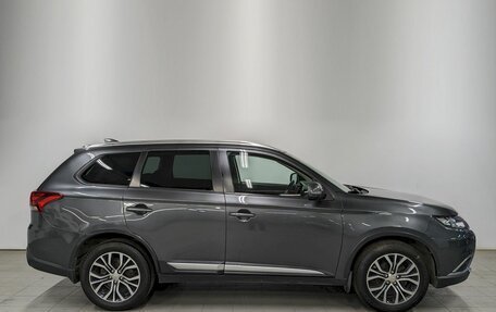 Mitsubishi Outlander III рестайлинг 3, 2018 год, 1 990 000 рублей, 4 фотография