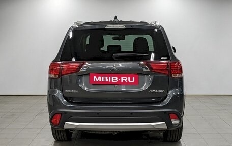 Mitsubishi Outlander III рестайлинг 3, 2018 год, 1 990 000 рублей, 6 фотография