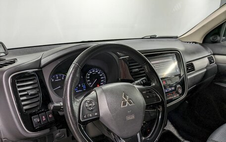 Mitsubishi Outlander III рестайлинг 3, 2018 год, 1 990 000 рублей, 13 фотография