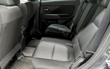 Mitsubishi Outlander III рестайлинг 3, 2018 год, 1 990 000 рублей, 15 фотография