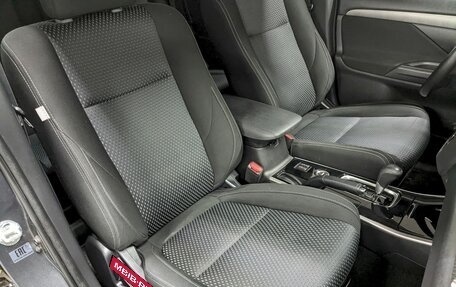 Mitsubishi Outlander III рестайлинг 3, 2018 год, 1 990 000 рублей, 19 фотография