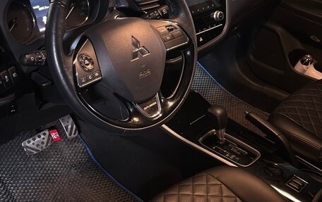 Mitsubishi Outlander III рестайлинг 3, 2021 год, 2 800 000 рублей, 3 фотография