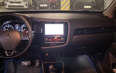 Mitsubishi Outlander III рестайлинг 3, 2021 год, 2 800 000 рублей, 7 фотография