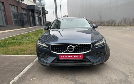 Volvo V60 Cross Country II, 2019 год, 3 400 000 рублей, 1 фотография