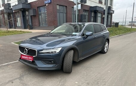 Volvo V60 Cross Country II, 2019 год, 3 400 000 рублей, 2 фотография