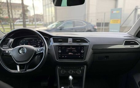 Volkswagen Tiguan II, 2018 год, 2 300 000 рублей, 19 фотография