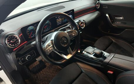 Mercedes-Benz CLA, 2019 год, 2 999 000 рублей, 10 фотография