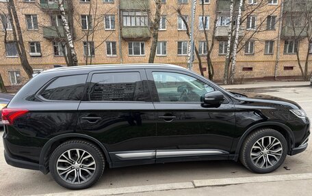 Mitsubishi Outlander III рестайлинг 3, 2018 год, 1 750 000 рублей, 4 фотография