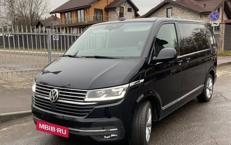 Volkswagen Multivan T6 рестайлинг, 2020 год, 7 100 000 рублей, 2 фотография