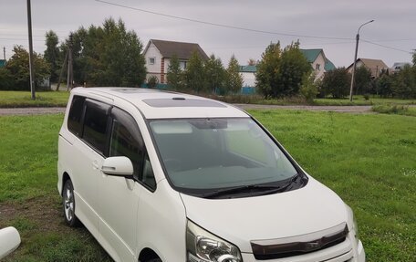 Toyota Noah III, 2012 год, 550 000 рублей, 1 фотография