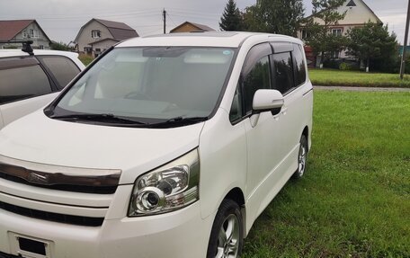 Toyota Noah III, 2012 год, 550 000 рублей, 2 фотография