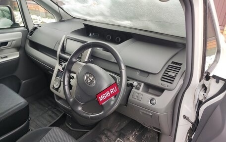 Toyota Noah III, 2012 год, 550 000 рублей, 5 фотография