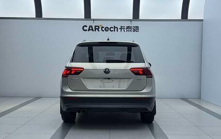 Volkswagen Tiguan II, 2021 год, 2 190 000 рублей, 3 фотография