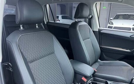 Volkswagen Tiguan II, 2021 год, 2 190 000 рублей, 13 фотография