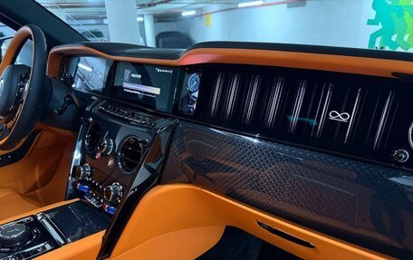 Rolls-Royce Cullinan, 2025 год, 72 000 000 рублей, 13 фотография