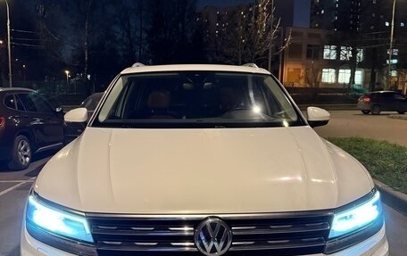 Volkswagen Tiguan II, 2019 год, 2 600 000 рублей, 2 фотография