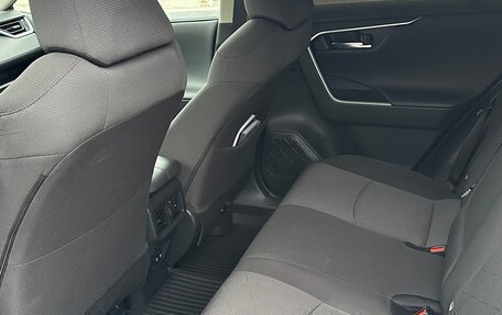 Toyota RAV4, 2020 год, 3 700 000 рублей, 10 фотография