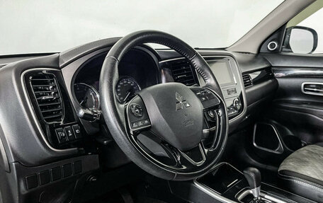 Mitsubishi Outlander III рестайлинг 3, 2018 год, 1 897 000 рублей, 13 фотография