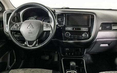 Mitsubishi Outlander III рестайлинг 3, 2018 год, 1 897 000 рублей, 12 фотография